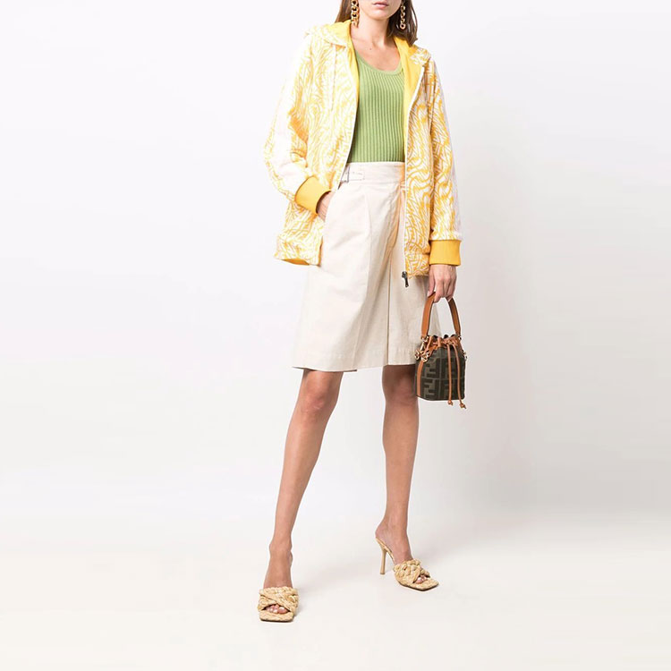 Lookbook (W) FENDI Jaket Reversible Kuning dengan Hoodie Resleting. FAF142AESVF11A9