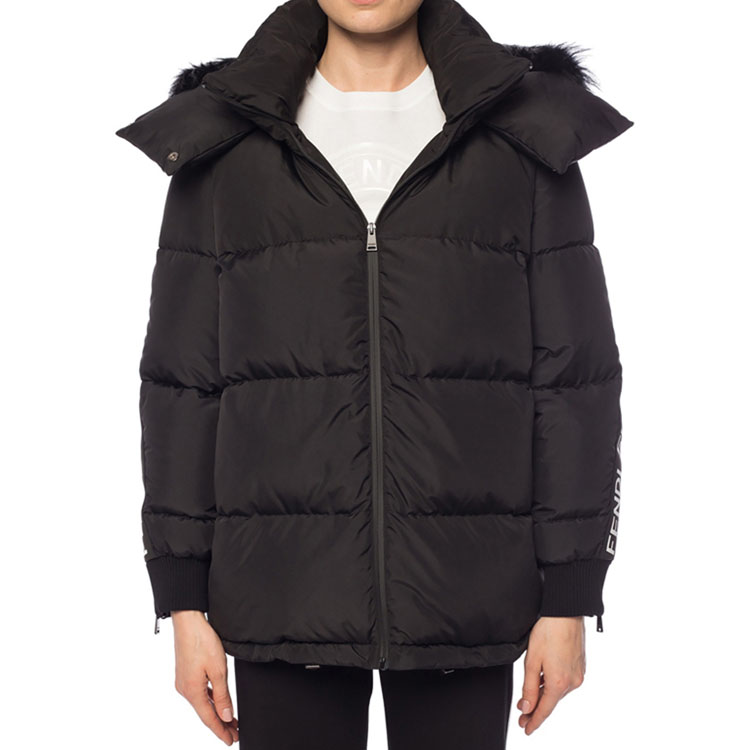 Lookbook (W) FENDI SS22 黑色印花带连帽毛领夹克外套. FAA432A8WUF0GME