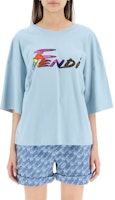(W) FENDI SS22 T-Shirt Cetakan Logo Biru Mist. FS7890AJXGF1H3F Shop (W) FENDI SS22 T-Shirt Cetakan Logo Biru Mist. FS7890AJXGF1H3F