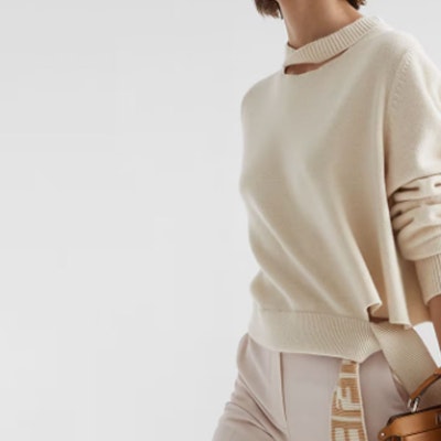 (W) FENDI SS23 Beige Knit Sweater dengan Cetakan Logo Huruf. FZX969ANJJF084J Purchase (W) FENDI SS23 Beige Knit Sweater dengan Cetakan Logo Huruf. FZX969ANJJF084J