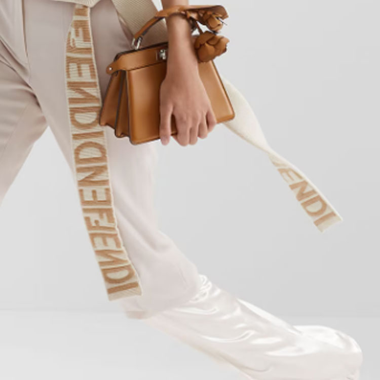 Sizing (W) FENDI SS23 Beige Knit Sweater dengan Cetakan Logo Huruf. FZX969ANJJF084J