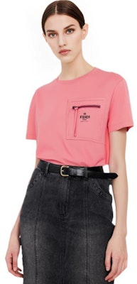 (W) FENDI SS23 Kaos Pendek Crewneck Pink dengan Logo Print dan Ritsleting. FS7389ANQSF1K9Y Details for (W) FENDI SS23 Kaos Pendek Crewneck Pink dengan Logo Print dan Ritsleting. FS7389ANQSF1K9Y