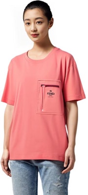 (W) FENDI SS23 Kaos Pendek Crewneck Pink dengan Logo Print dan Ritsleting. FS7389ANQSF1K9Y Sizing (W) FENDI SS23 Kaos Pendek Crewneck Pink dengan Logo Print dan Ritsleting. FS7389ANQSF1K9Y