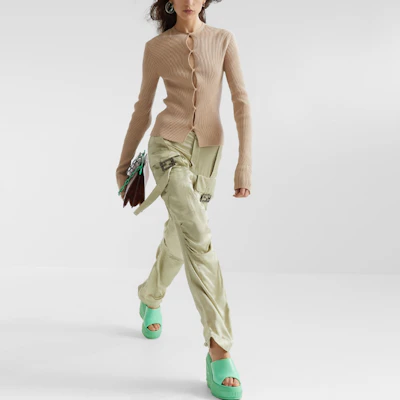 (W) FENDI 2023春夏 純色褶皺工裝褲 淺綠色 FR6476ANQ8F1KE4 Shop (W) FENDI 2023春夏 純色褶皺工裝褲 淺綠色 FR6476ANQ8F1KE4