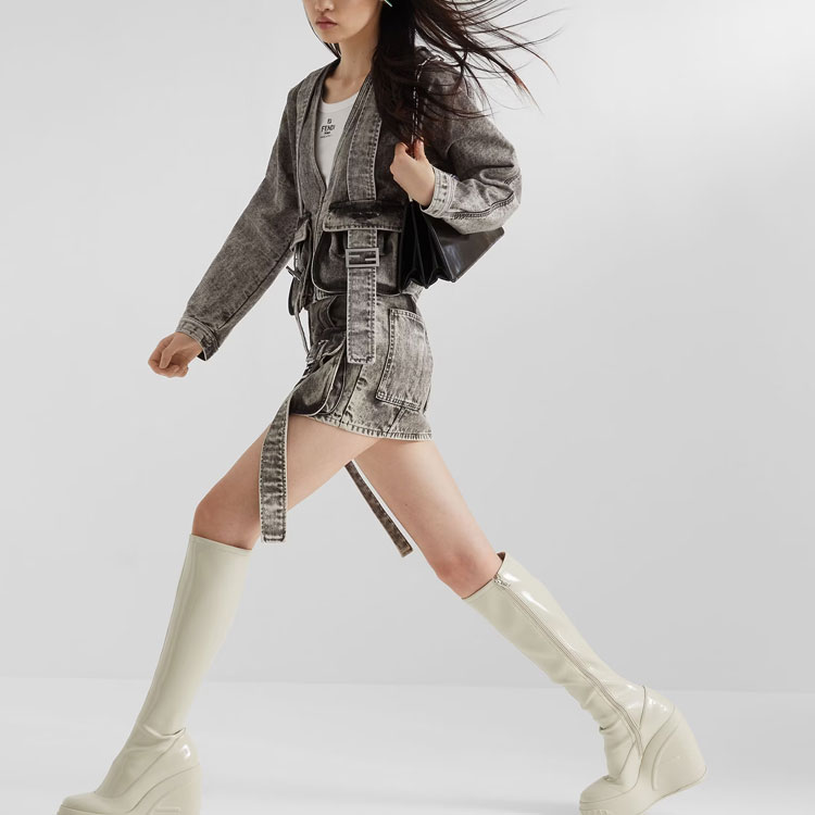 Purchase (Women) FENDI SS23  White Logo Embroidered Crewneck Vest. FS7966ANQMF0ZNM