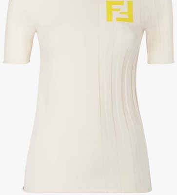 (W) FENDI SS24 Beige Logo Slim Fit Kaos Knit Lengan Pendek. FZXC37ASOSF1P2N Sizing (W) FENDI SS24 Beige Logo Slim Fit Kaos Knit Lengan Pendek. FZXC37ASOSF1P2N