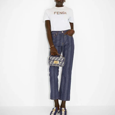 (W) FENDI SS24 Kaos Wanita Lengan Pendek Logo Putih Crew Neck FS7254AS8GF0ZNM Shop (W) FENDI SS24 Kaos Wanita Lengan Pendek Logo Putih Crew Neck FS7254AS8GF0ZNM