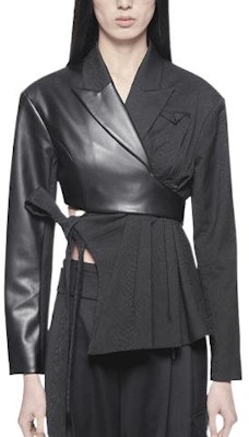 (W) FENG CHEN WANG SS22 Chaqueta Negra Fruncida con Solapa y Detalles de Correa. FWS13JK13 Buy (W) FENG CHEN WANG SS22 Chaqueta Negra Fruncida con Solapa y Detalles de Correa. FWS13JK13