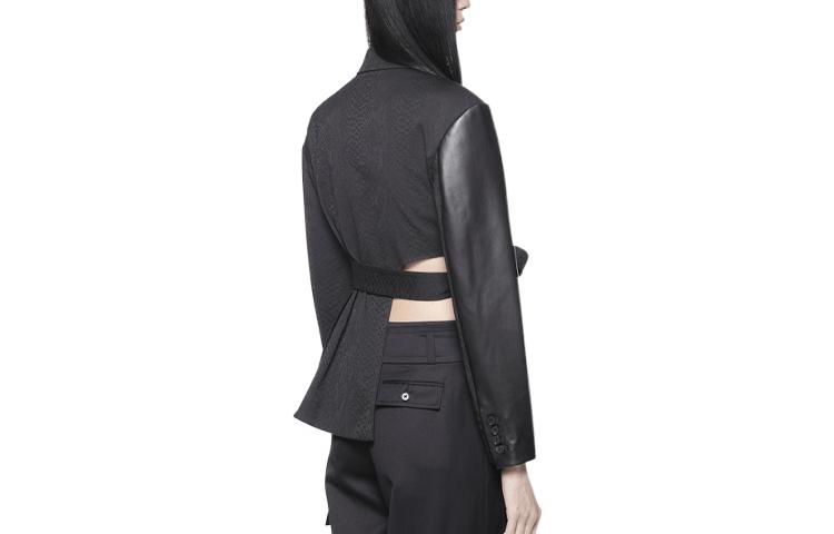 Lookbook (W) FENG CHEN WANG SS22 Chaqueta Negra Fruncida con Solapa y Detalles de Correa. FWS13JK13
