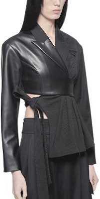 (W) FENG CHEN WANG SS22 Chaqueta Negra Fruncida con Solapa y Detalles de Correa. FWS13JK13 Shop (W) FENG CHEN WANG SS22 Chaqueta Negra Fruncida con Solapa y Detalles de Correa. FWS13JK13