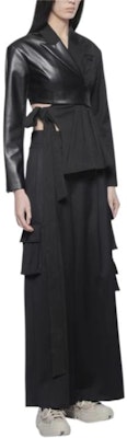 (W) FENG CHEN WANG SS22 Chaqueta Negra Fruncida con Solapa y Detalles de Correa. FWS13JK13 Purchase (W) FENG CHEN WANG SS22 Chaqueta Negra Fruncida con Solapa y Detalles de Correa. FWS13JK13