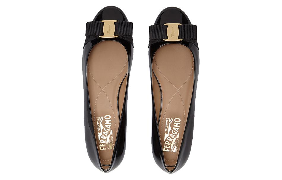 Purchase (W) FERRAGAMO Bailarinas 'Cuero Charol Negro' 574556