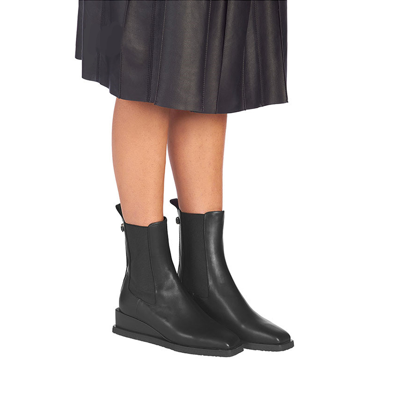 Shop 費拉格慕 彈性側面飾片鞋頭略呈方形經典百搭短靴 女款 黑色