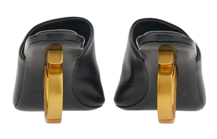 Shop FERRAGAMO菲拉格慕 Elina 皮革 飾標 顯眼涼鞋 7cm 女款 黑色