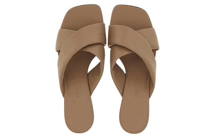 Shop (W) Ferragamo皮革交叉带粗跟凉鞋“米色” 01F939-761900
