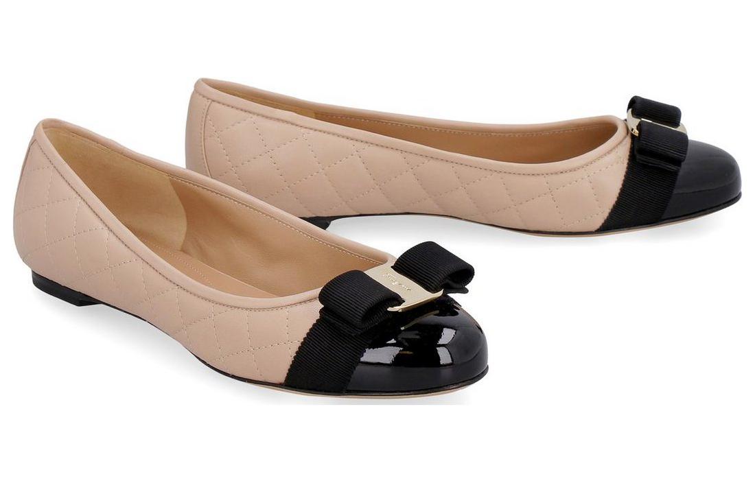 Shop (W) FERRAGAMO Sepatu Rendah 'Nude Black' 01M831-702228