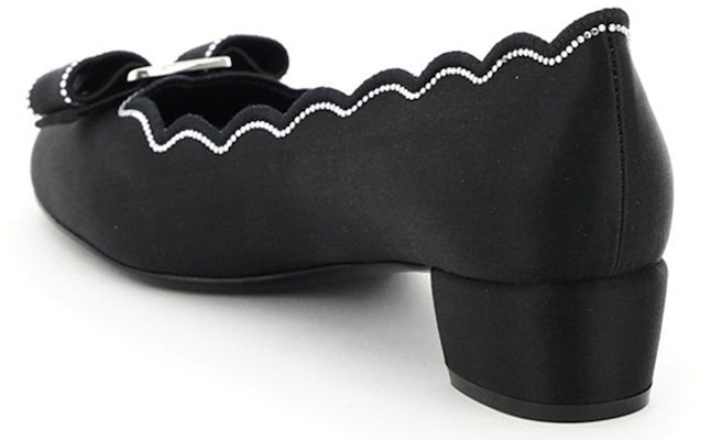 (W) FERRAGAMO Sepatu Hak Rendah 'Beludru Hitam' 01A670-740871 Lookbook (W) FERRAGAMO Sepatu Hak Rendah 'Beludru Hitam' 01A670-740871