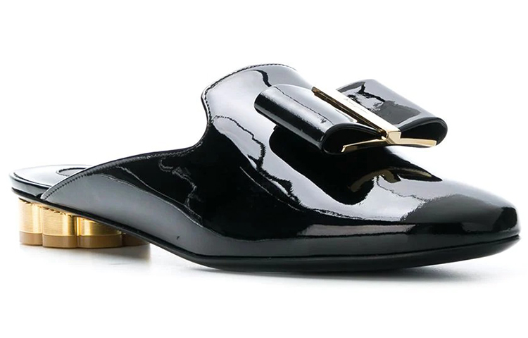 Order (W) FERRAGAMO Lackleder Mode Sandalette mit niedrigem Absatz ''Schwarz'' 695097