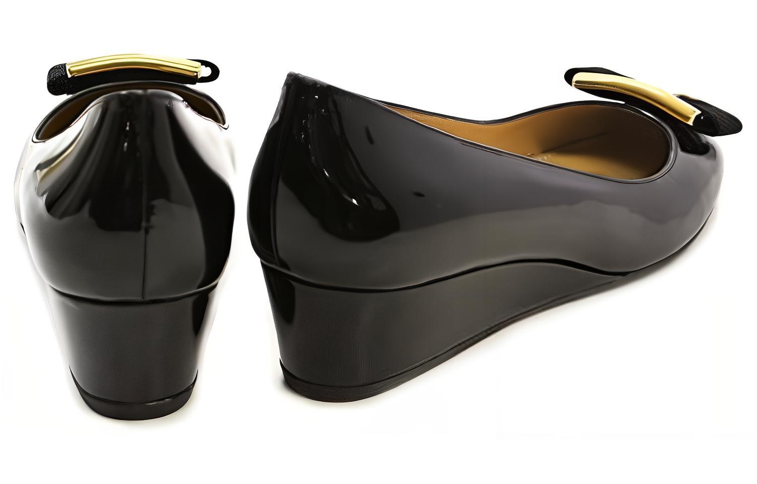 Shop (W) 菲拉格慕黑色漆皮蝴蝶结坡跟高跟鞋 01H224-592353