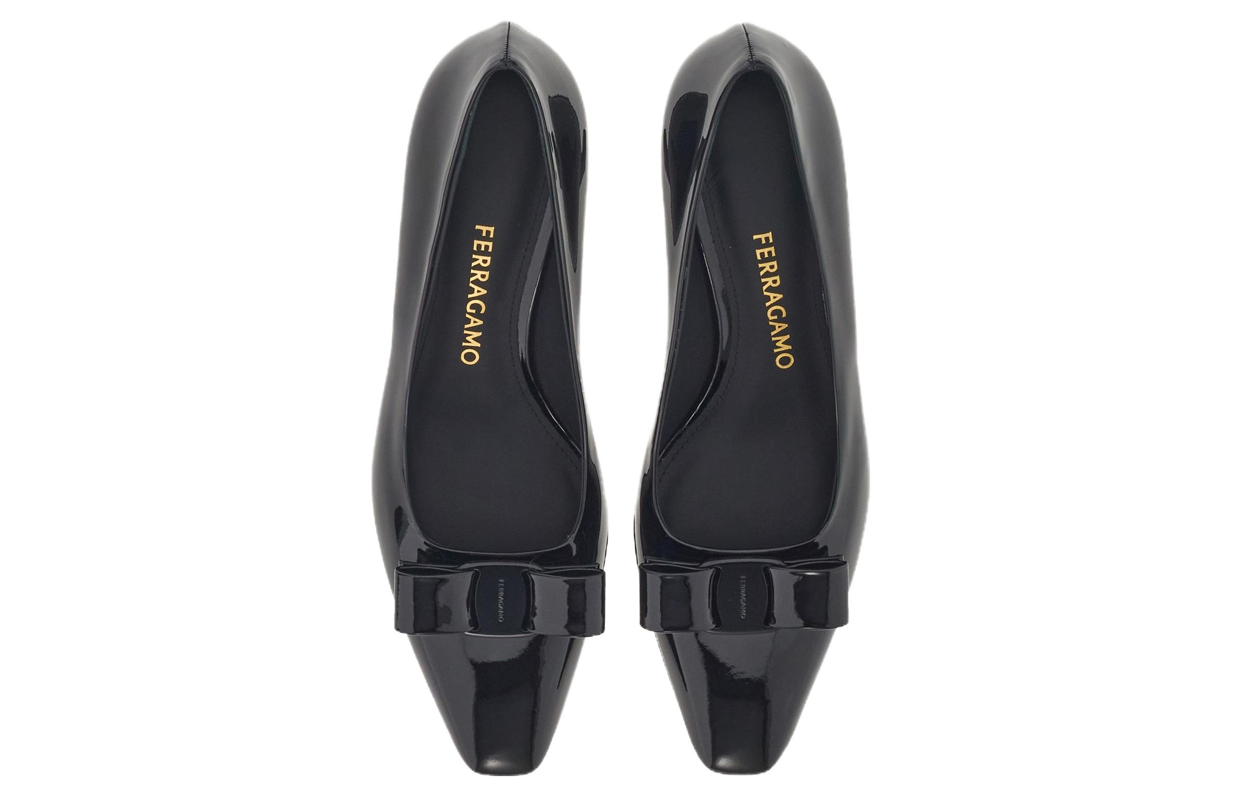 Lookbook (W) FERRAGAMO Salvatore Lackleder Pumps mit spitzer Spitze ''Schwarze Schleife'' 01F594-763726