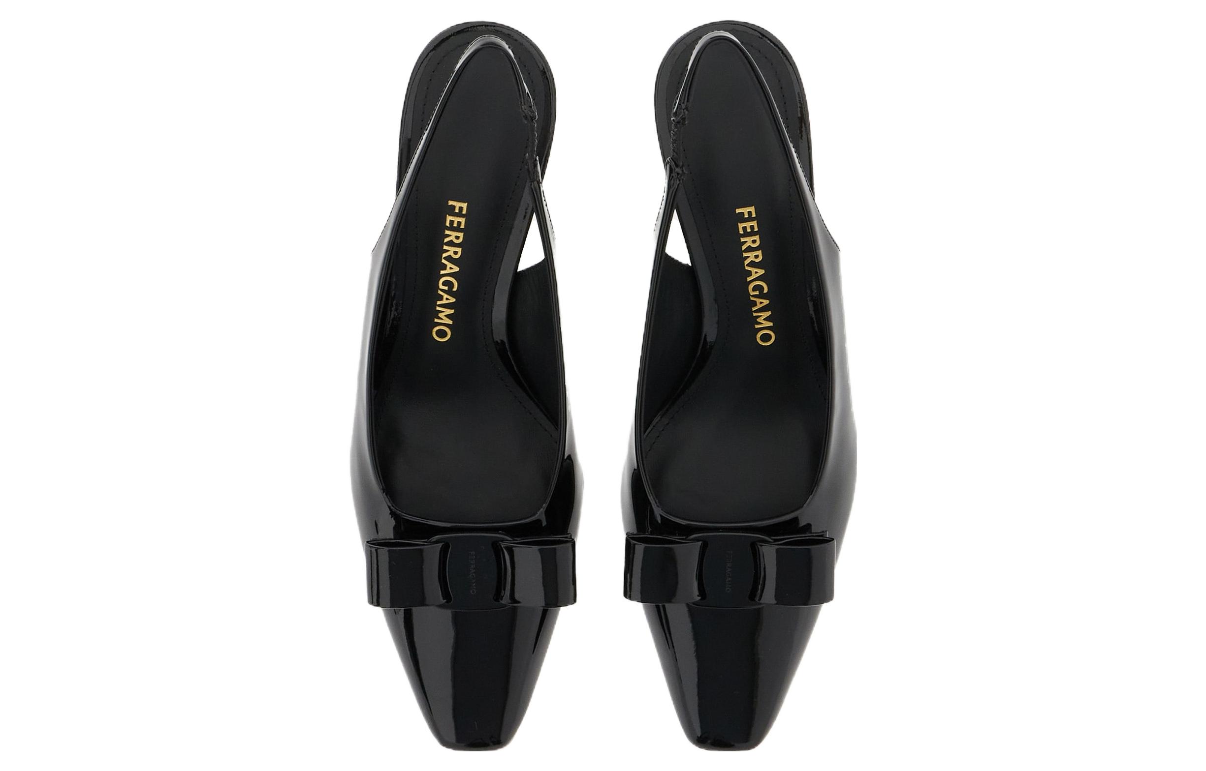 Lookbook (W) FERRAGAMO Salvatore Vara 'Sepatu Hak Kecil Hitam' 01E984763746