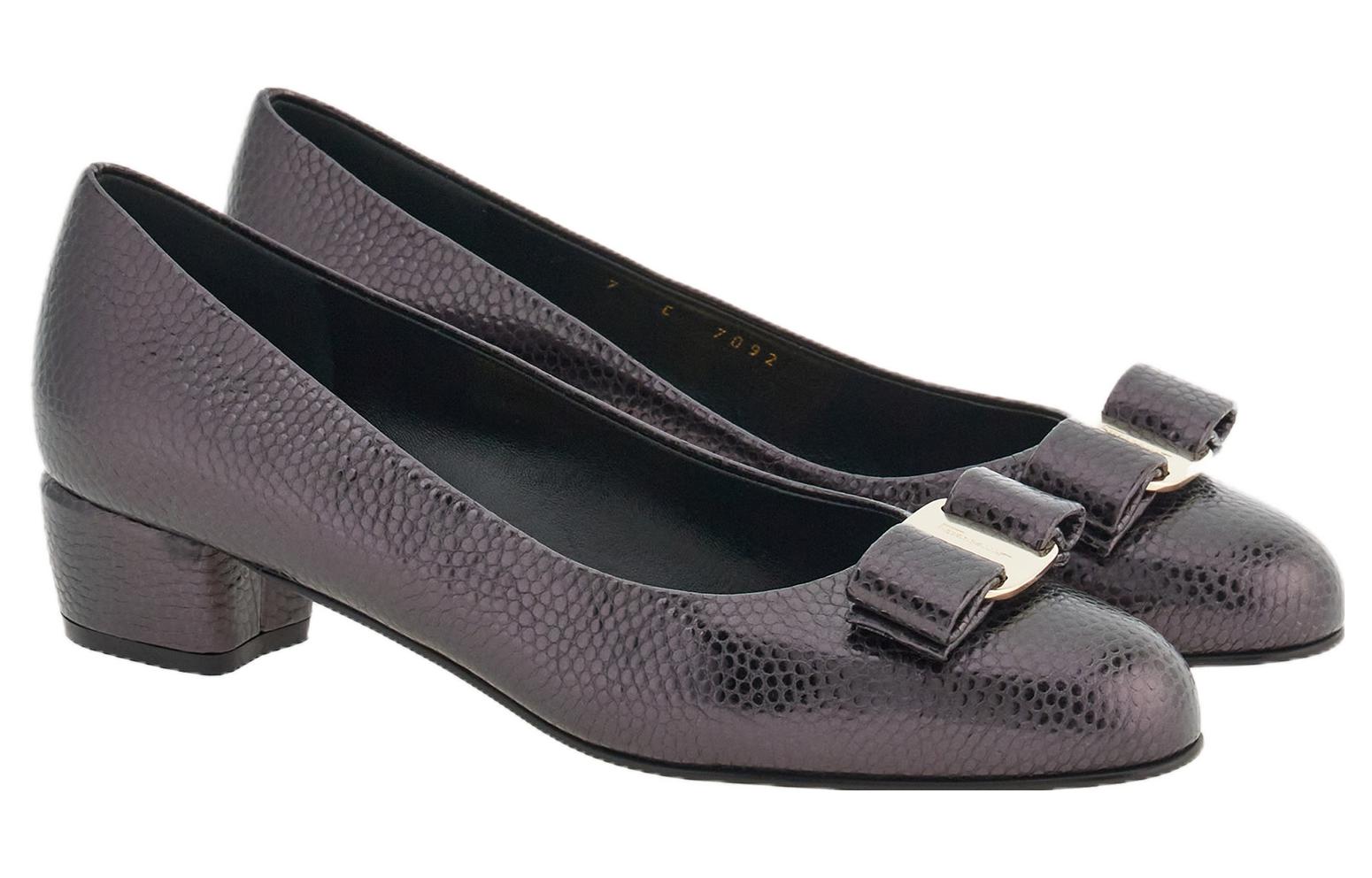 Lookbook (W) FERRAGAMO Salvatore Vara 'Tacón Bajo de Cuero Negro' 01G499-766439