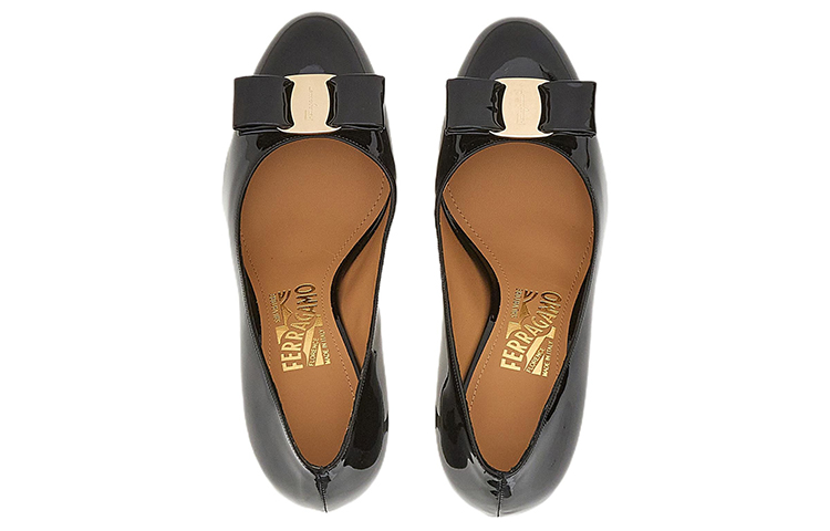 Lookbook FERRAGAMO菲拉格姆 Vara漆皮 蝴蝶結 高跟鞋 女款 黑色