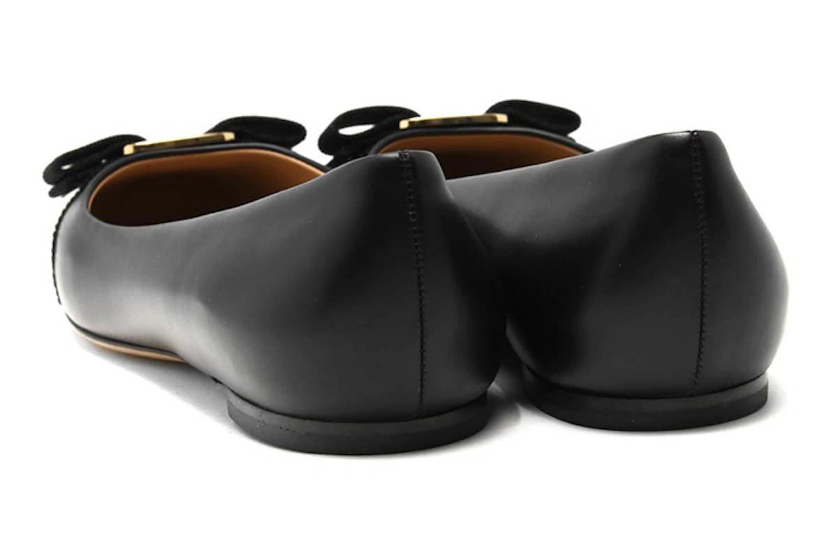 (Women) FERRAGAMO Vara 'Black'