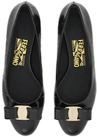 Lookbook (W) FERRAGAMO Vara 'Tacones Bajos de Cuero Negro' 01G190-763667