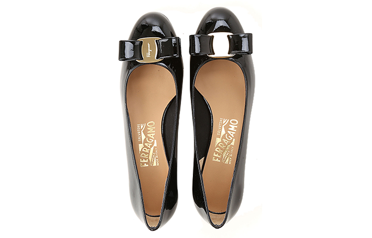 Purchase (W) フェラガモ Vara ブラックパテントボウ VARA1-0591963