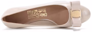 Purchase (W) FERRAGAMO Vara 'Kasut Tumit Renda Beig' 01B221-723350