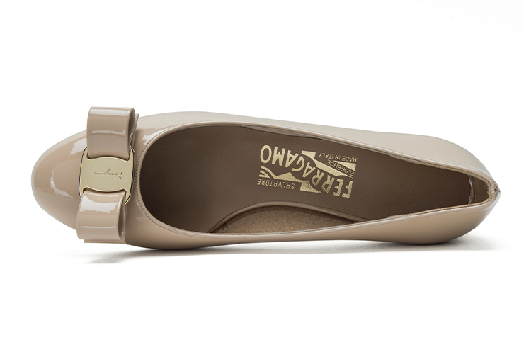 Lookbook (W) FERRAGAMO Vara 'Lazo Nude'. 01B221-529556