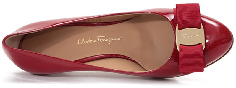 Ferragamo 菲拉格姆 牛漆皮VARA 蝴蝶結圓頭高筒鞋 女款 紅色 Lookbook Ferragamo 菲拉格姆 牛漆皮VARA 蝴蝶結圓頭高筒鞋 女款 紅色