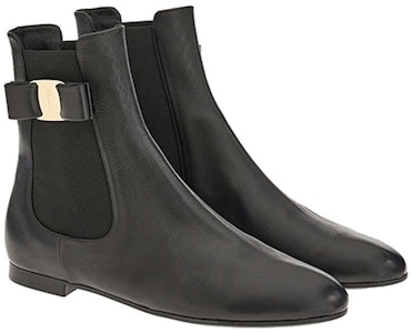 (W) FERRAGAMO Sepatu Boot Chelsea Vara 'Black Bow' Hitam 01B903-744825 Lookbook (W) FERRAGAMO Sepatu Boot Chelsea Vara 'Black Bow' Hitam 01B903-744825