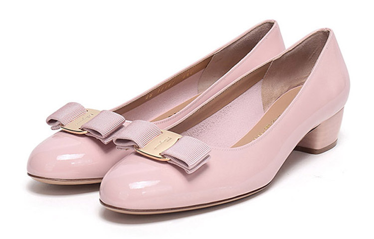 Lookbook (W) FERRAGAMO Vara Hoge Hak ''Lichtroze Lakstrik'' 01B221-643071