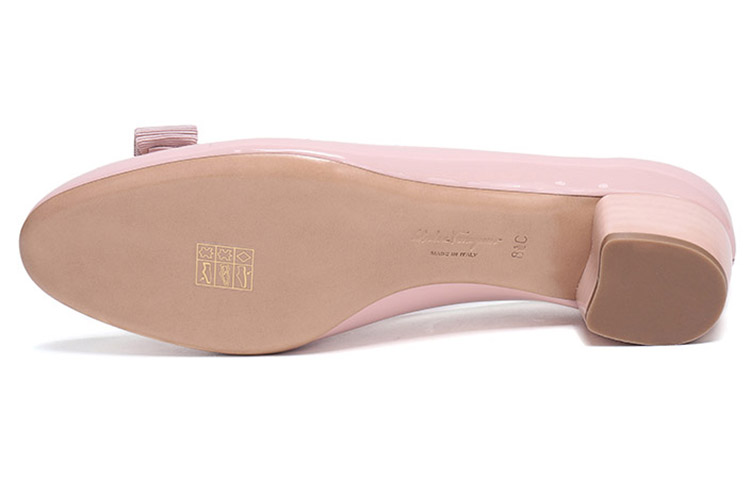 Details for (W) FERRAGAMO Vara Hoge Hak ''Lichtroze Lakstrik'' 01B221-643071