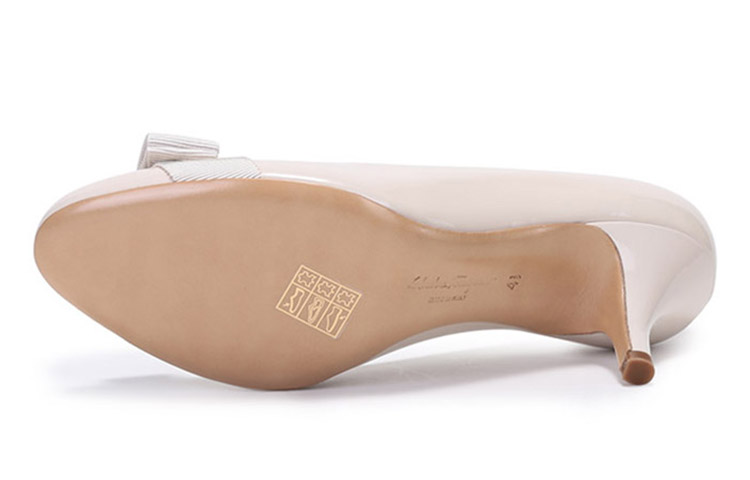 Details for (W) FERRAGAMO Vara Lakleer ''Bone White'' 01B788-723363