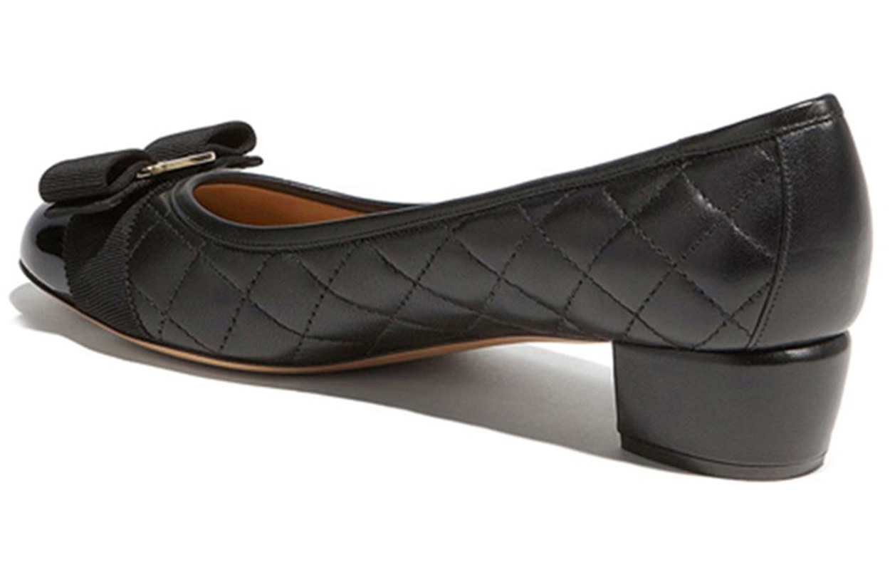 Lookbook (W) ヴァラ キルト ミッドヒール "ブラックボウ" 01M832-672114