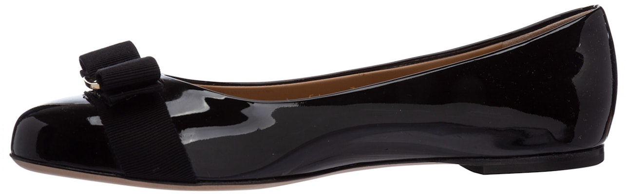 (W) FERRAGAMO Varina 'Sepatu Flats Kulit Glossy Hitam' 01A181-574556 Buy (W) FERRAGAMO Varina 'Sepatu Flats Kulit Glossy Hitam' 01A181-574556