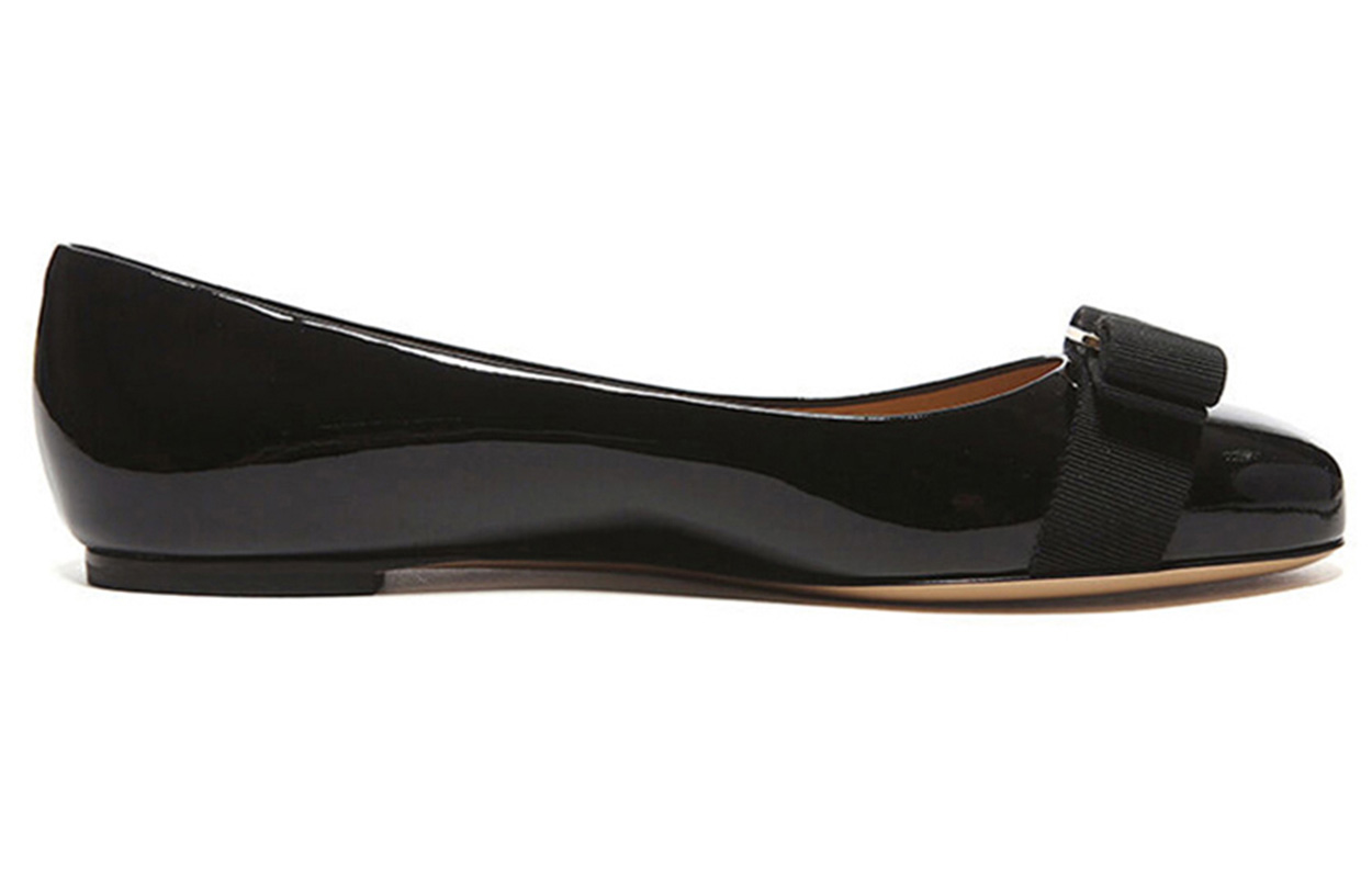 Lookbook (W) FERRAGAMO Varina 'Kasut Flat Kulit Hitam Berkilat' 01A181-574556