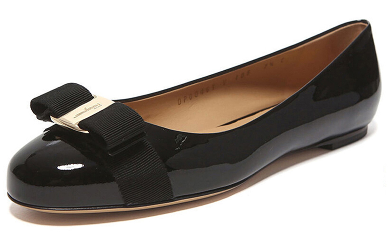 Shop (W) FERRAGAMO Varina 'Kasut Flat Kulit Hitam Berkilat' 01A181-574556