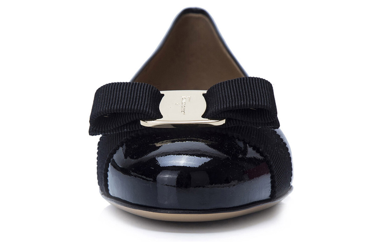Purchase (W) FERRAGAMO Varina 'Kasut Flat Kulit Hitam Berkilat' 01A181-574556