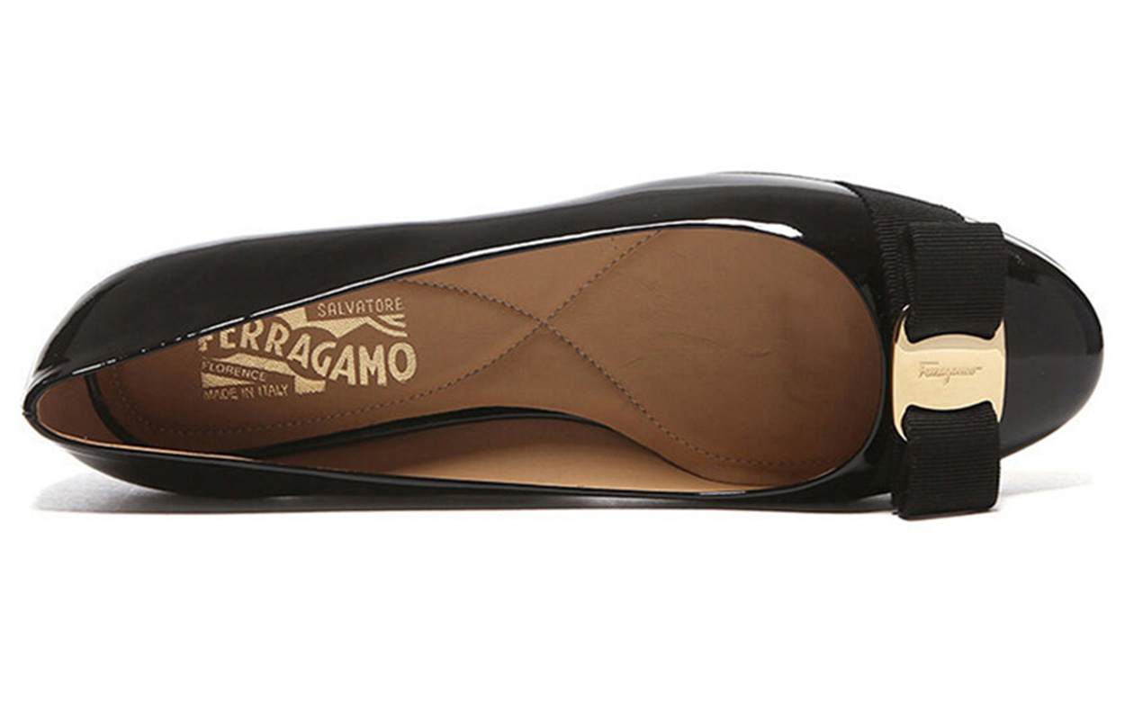 Details for (W) FERRAGAMO Varina 'Kasut Flat Kulit Hitam Berkilat' 01A181-574556