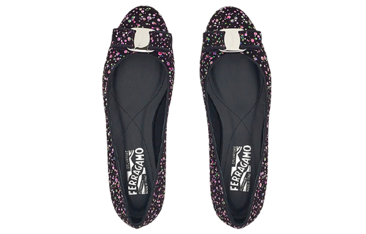 Shop (W) FERRAGAMO Vara 'Kasut Rata Balet Hitam' 01D205-750500