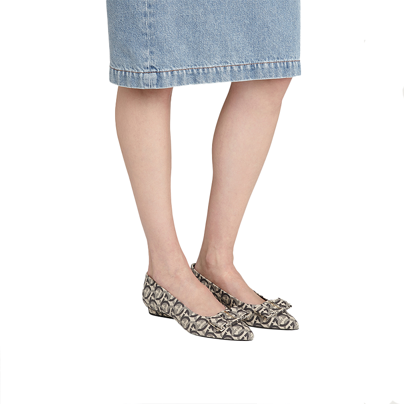 Shop (W) FERRAGAMO Viva Ballet Flat ''Beige Zwart'' 01R456-733604