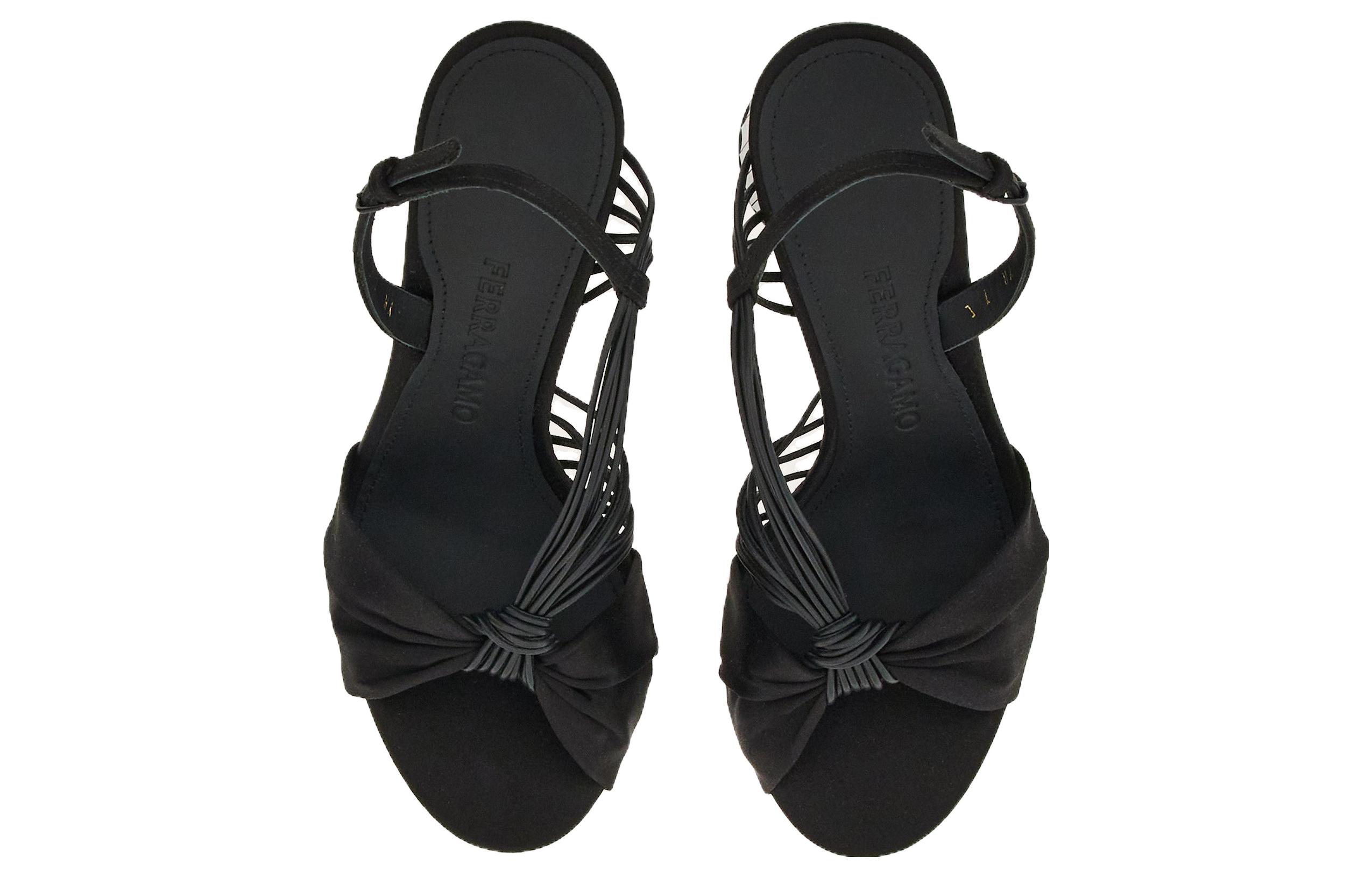 Lookbook (W) Sandal Hitam FERRAGAMO Anyam Tumit Bulat Gesper Tali Pergelangan 01G169-763571
