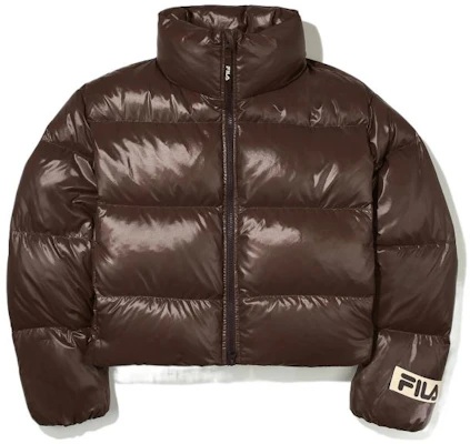 (W) FILA Jaket Puffer Pendek Coklat dengan Logo Patch dan Resleting FS2DJE4153F-BRN Order (W) FILA Jaket Puffer Pendek Coklat dengan Logo Patch dan Resleting FS2DJE4153F-BRN