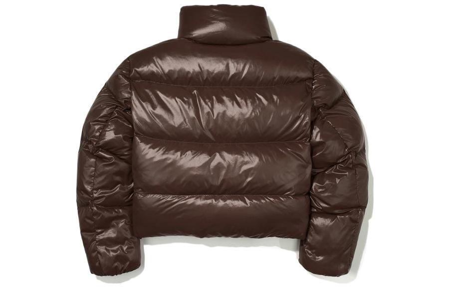 Lookbook (W) FILA Jaket Puffer Pendek Coklat dengan Logo Patch dan Resleting FS2DJE4153F-BRN