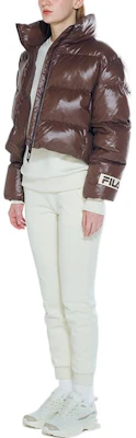 (W) FILA Jaket Puffer Pendek Coklat dengan Logo Patch dan Resleting FS2DJE4153F-BRN Purchase (W) FILA Jaket Puffer Pendek Coklat dengan Logo Patch dan Resleting FS2DJE4153F-BRN
