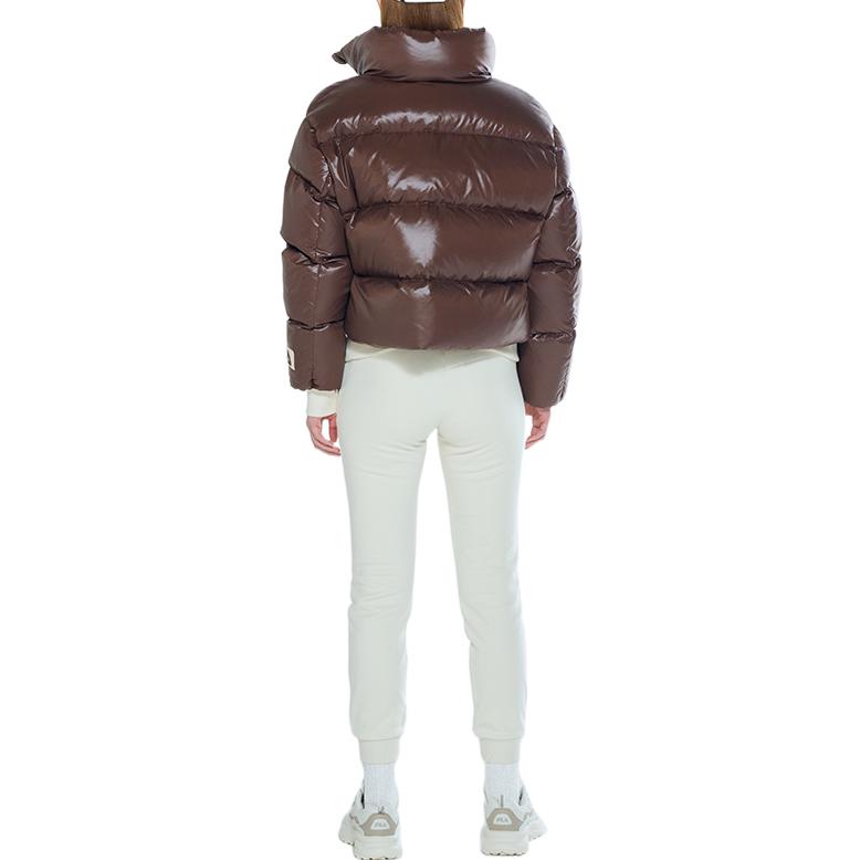 Details for (W) FILA Jaket Puffer Pendek Coklat dengan Logo Patch dan Resleting FS2DJE4153F-BRN